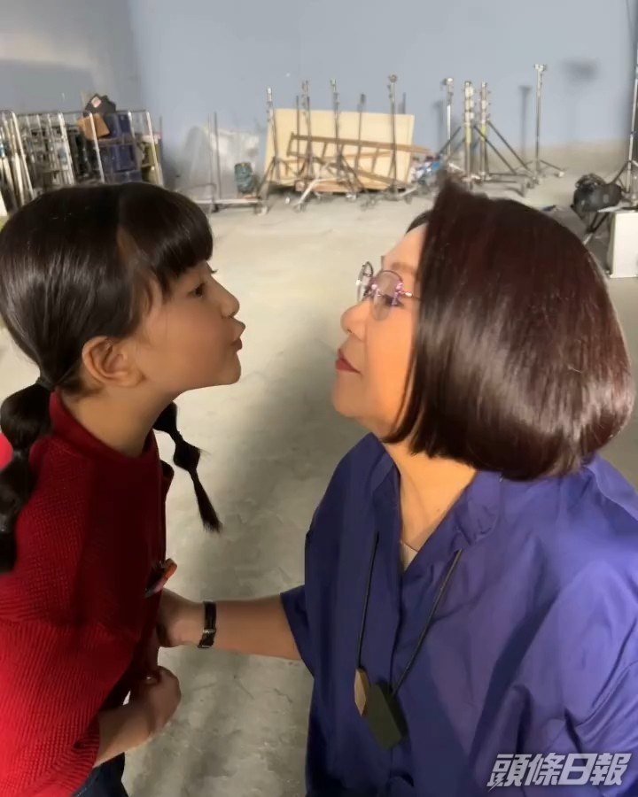 司棋姐拍廣告同啲小朋友相處得好開心。